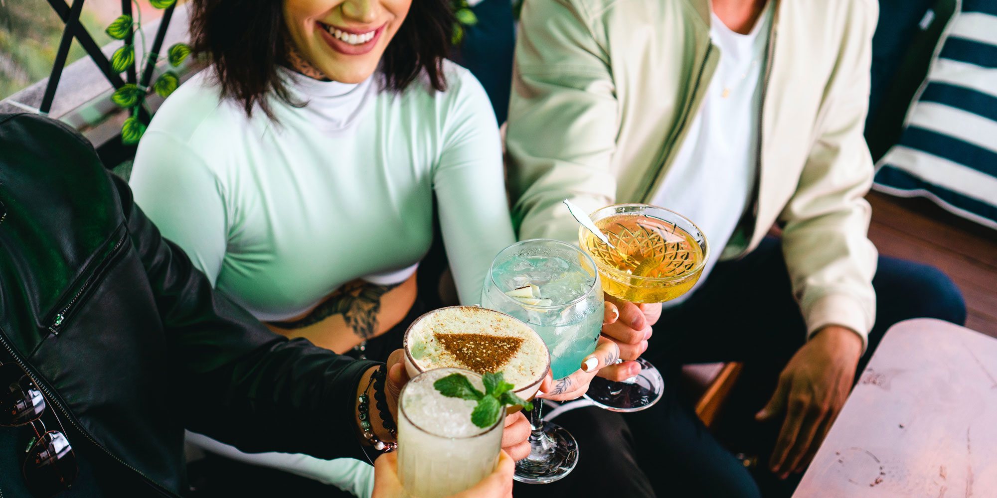 Friends enjoying drinks, photo by Fábio Alves on Unsplash